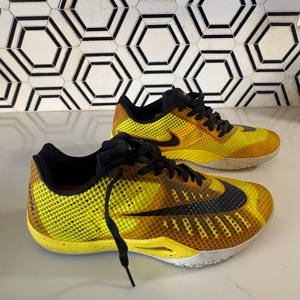 Nike Hyperlive - Picture 2 of 8